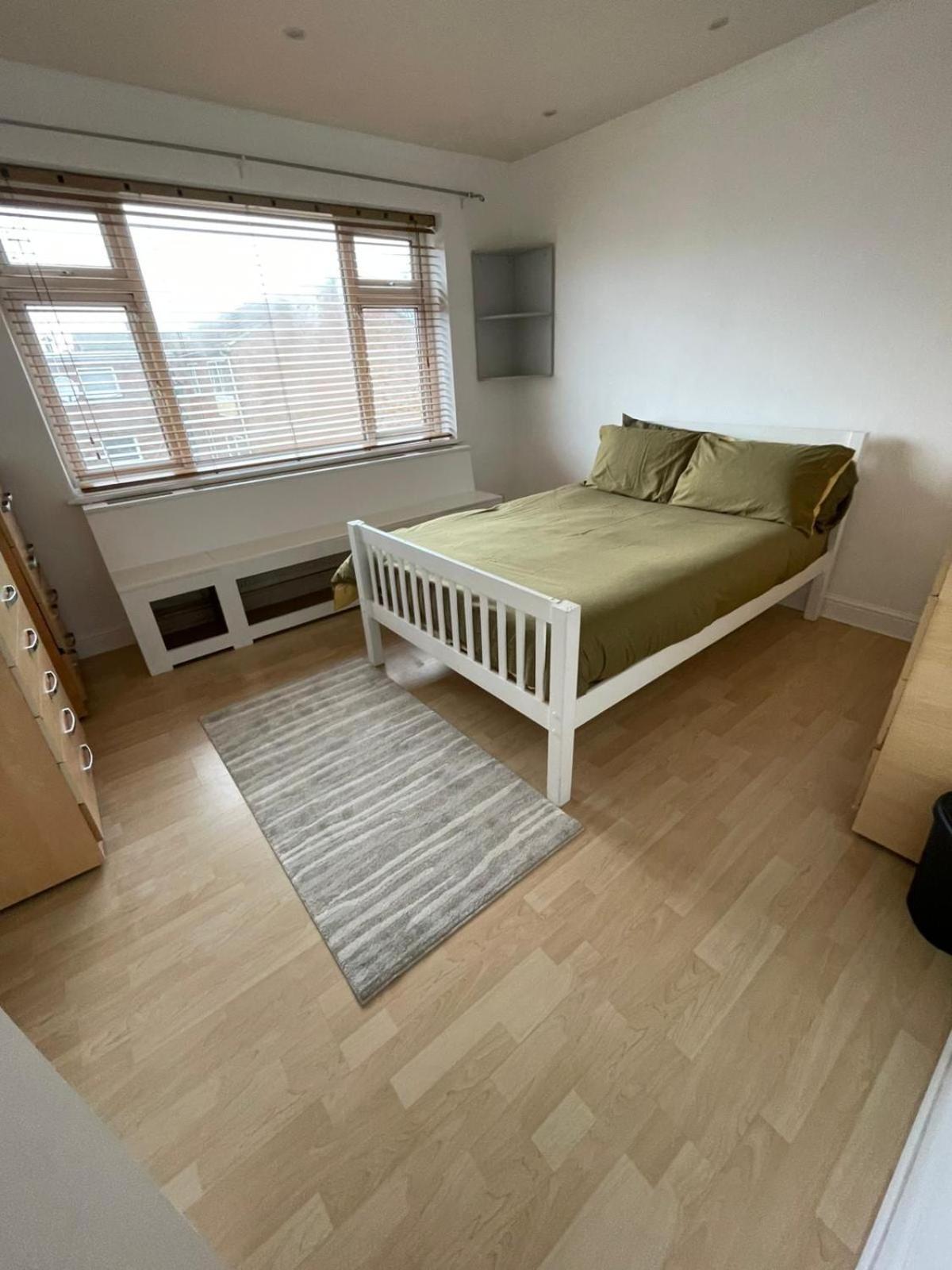 Full 3 Bedroom House 3 Floors Apartment London